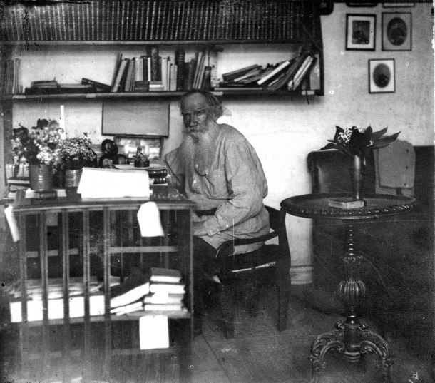 Tolstoi en su estudio. Mayo 1908. Fotografía: Prokudin Gorskii y Sergei-Mikhailovich . El copyright ha caducado.