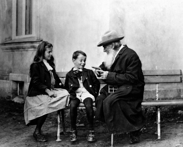 Tolstoi con sus hijos pequeños. Fotografía de dominio público